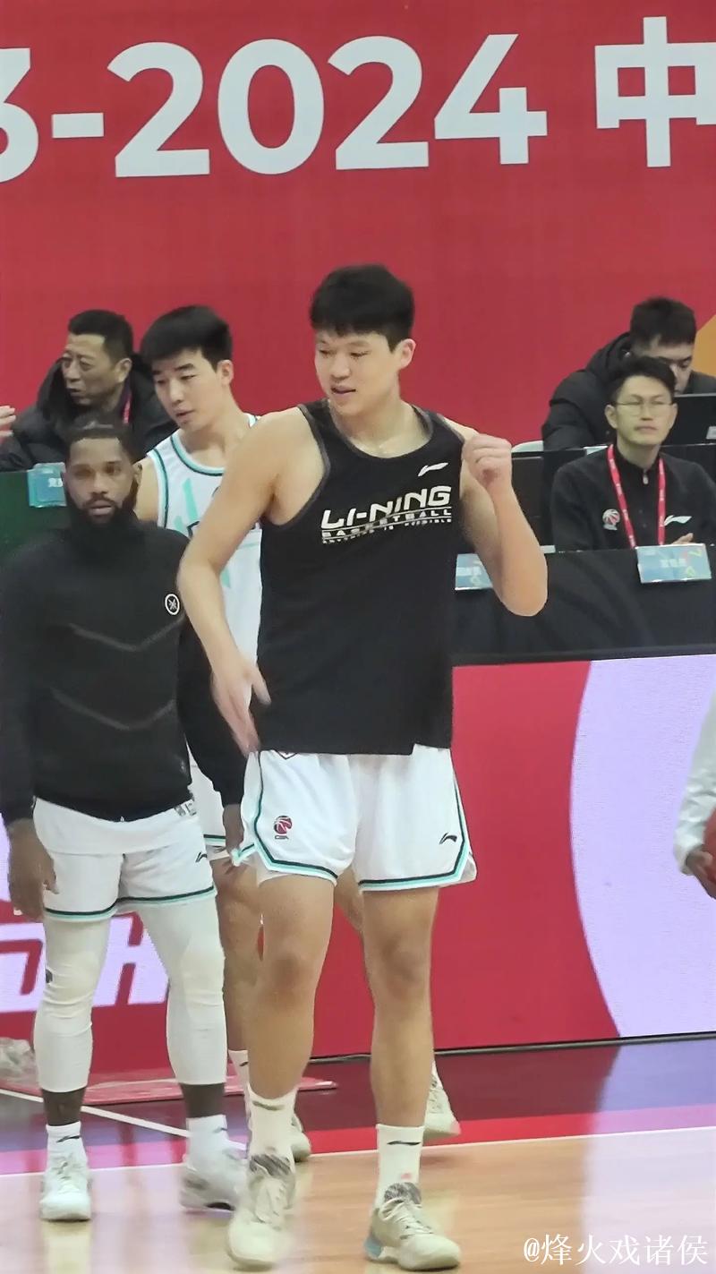 杨瀚森今日集锦！出战31分钟，11中8，拿到18分10篮板4助攻！进攻非常坚决！